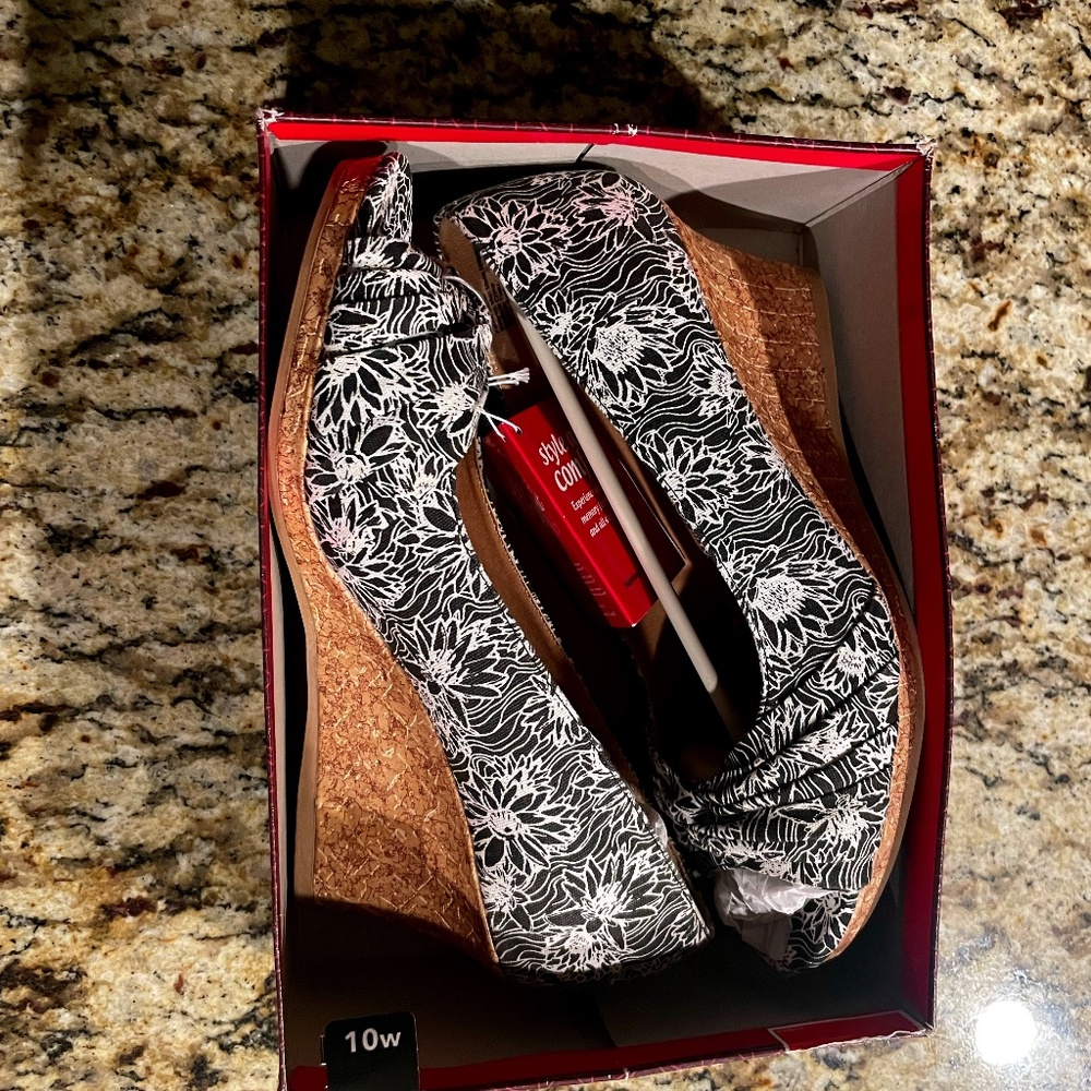 DEXFLEX™ COMFORT WOMEN’S CATIE WEDGE SHOE